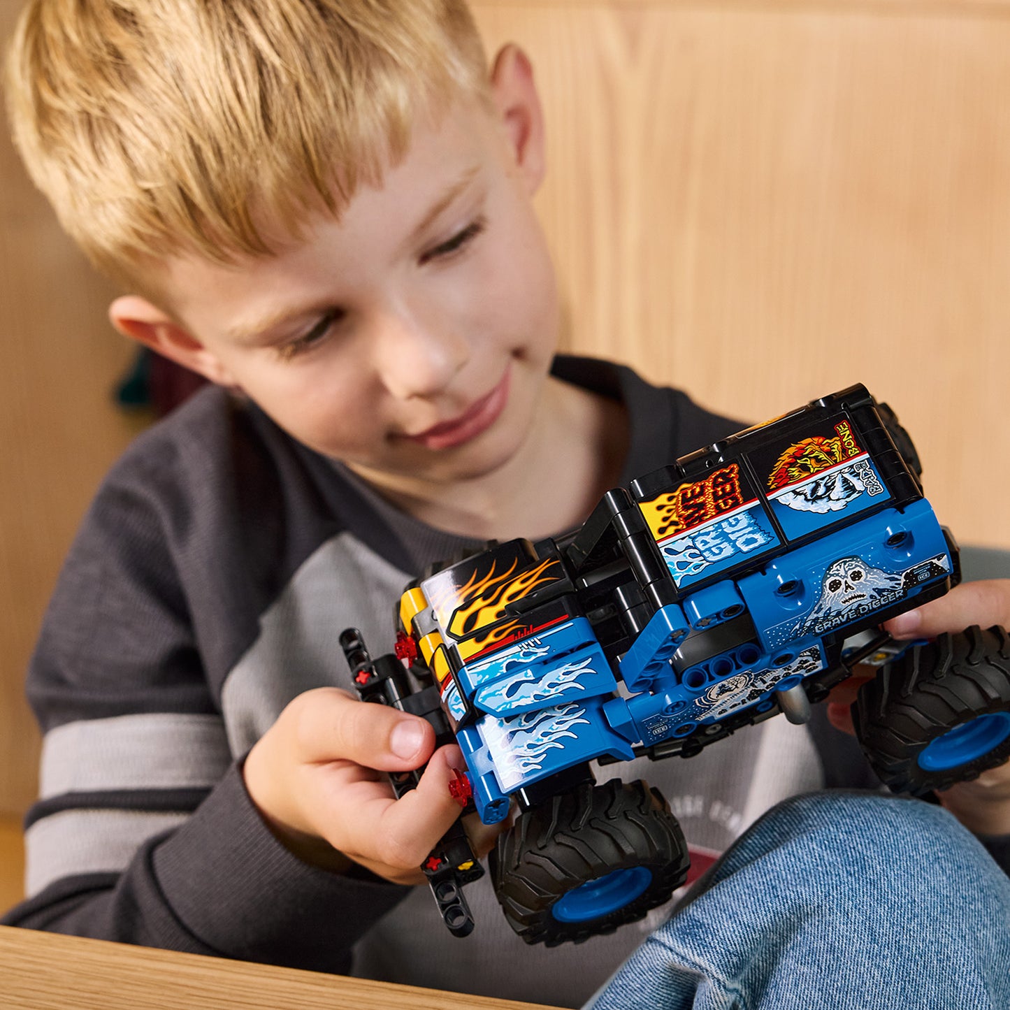 LEGO® Technic Monster Jam™ Grave Digger™ Vuur en IJs - Pull-Back Speelgoedtruck - 42219