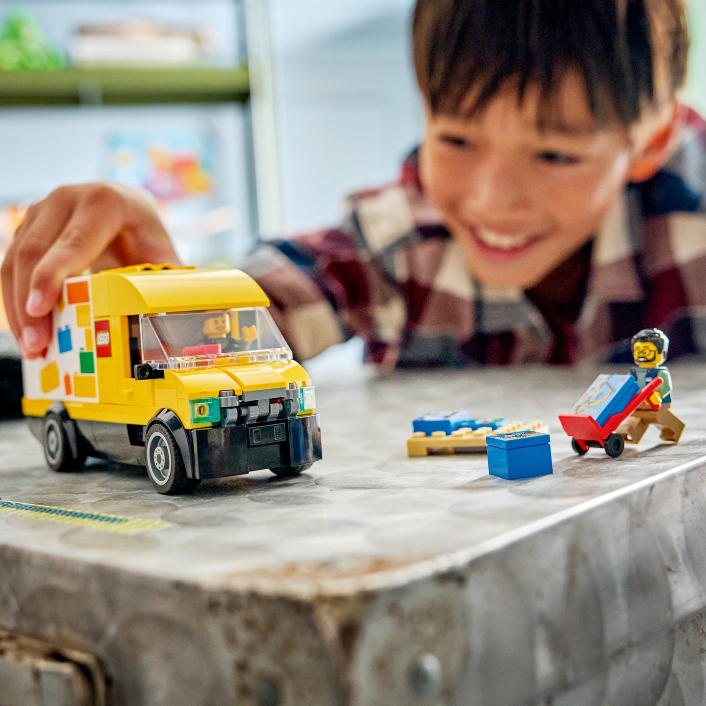 LEGO® City: De LEGO Bestelwagen - Bouw- en Speelset voor Autofans Vanaf 6 Jaar - Met 2 Minifiguren - 60500